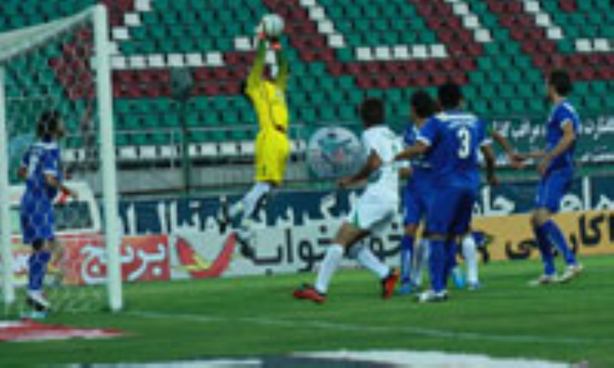 دیدار تیمهای فوتبال ذوب آهن اصفهان و ملوان بندرانزلی 