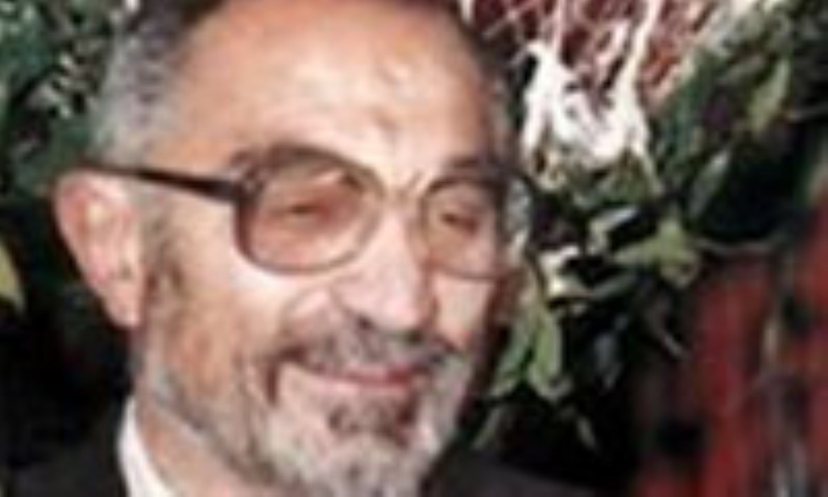 مرد پولادين مبارزه
                        